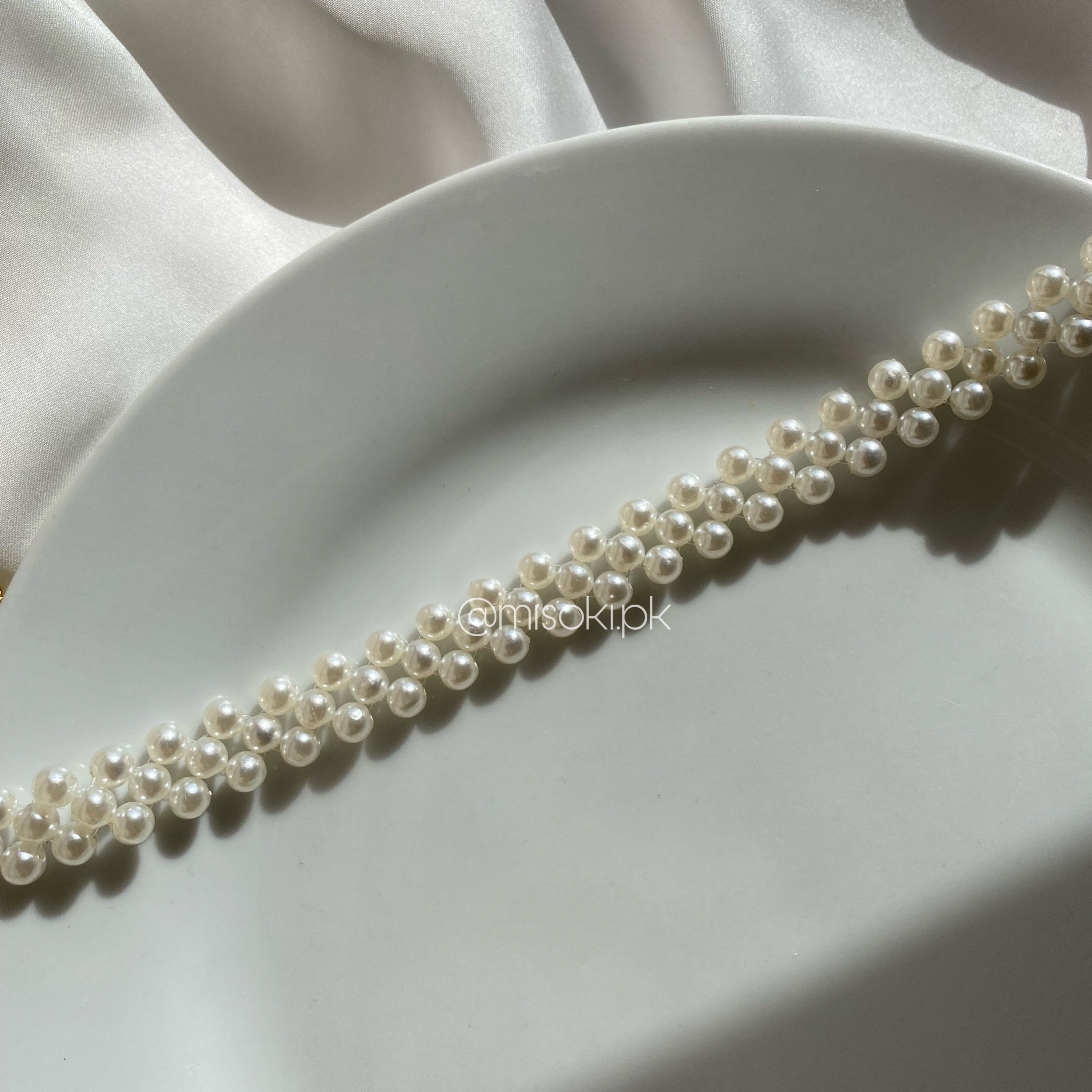 Pearl white choker